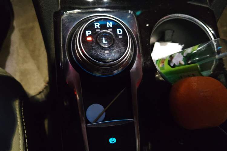 Used Ford Escape 2020 EcoBoost 245 Four-Wheel Drive Luxury Edition Gear Lever