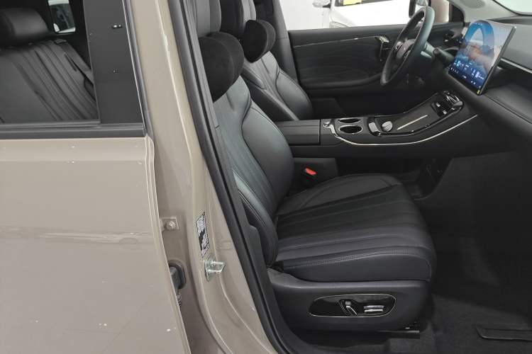 Used AION V 2024 Aion Tyrannosaurus 650 Smart Premium Edition
