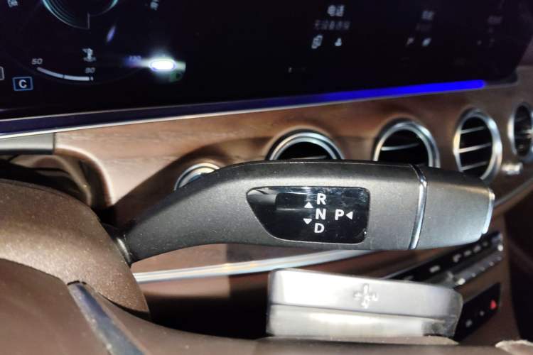Used Mercedes-Benz E-Class 2022 Second Facelift E 300 L Luxury Edition Gear Lever