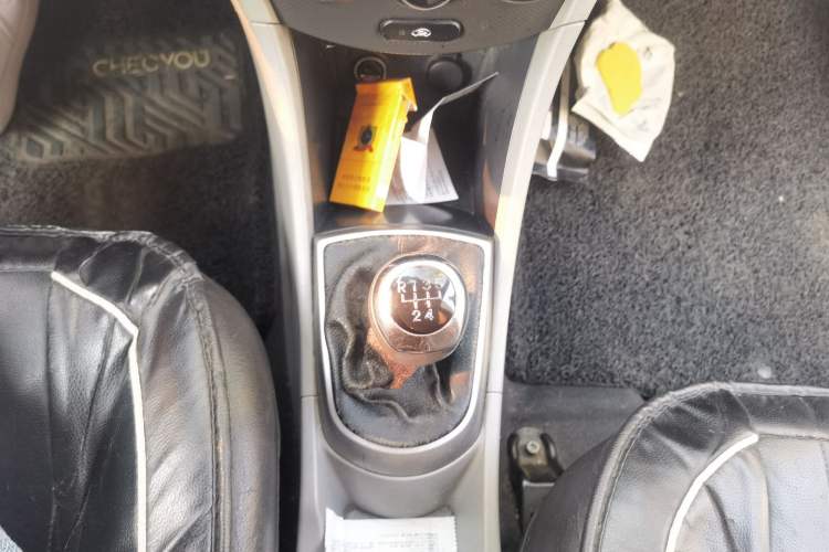 Used Hyundai Verna (older generation) 2014 1.4L Manual Smart GLS Trim Gear Lever