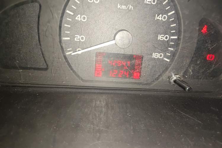 Used Wuling Rongguang S 2021 1.2L Standard Model Window-Sealed Car with Air Conditioning 2 Seats LSI Odometer Close Up