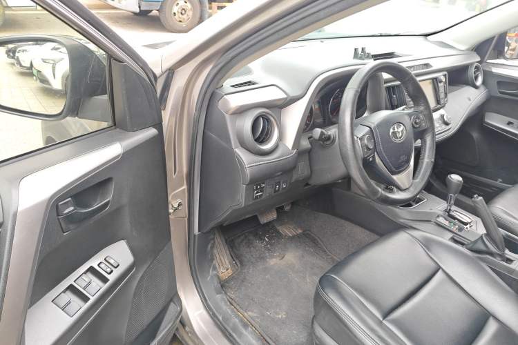 Used Toyota RAV4 2019 2.0L CVT Two-Wheel Drive Fashion X Limited Edition China VI Standard
