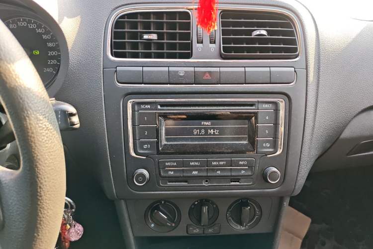 Used Volkswagen Polo 2013 1.4L Automatic Comfort Edition Audio And AC Panel