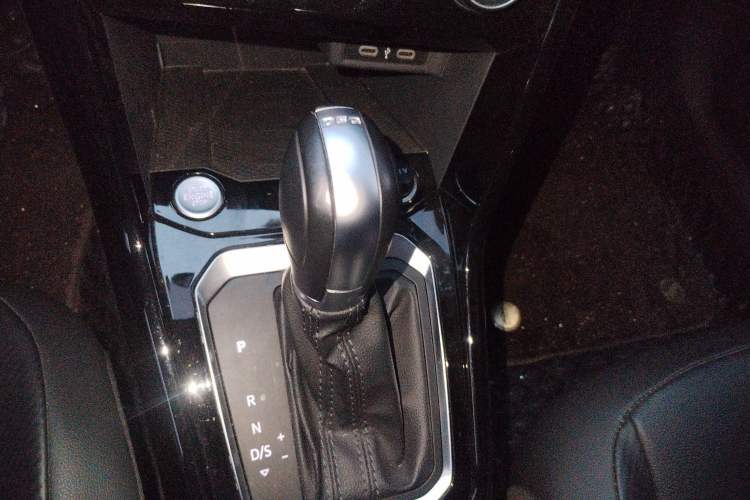 Used Volkswagen T-ROC 2022 280TSI DSG Two-Wheel Drive Comfort PLUS Gear Lever