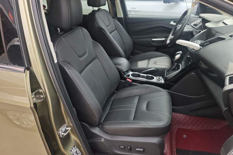 Used Ford Kuga 2015 2.0L GTDi Four-Wheel-Drive Sport Model Right Front Seat