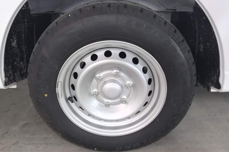 Used Wuling Yangguang 2024 300KM Comfort Version Passenger Van 75kW