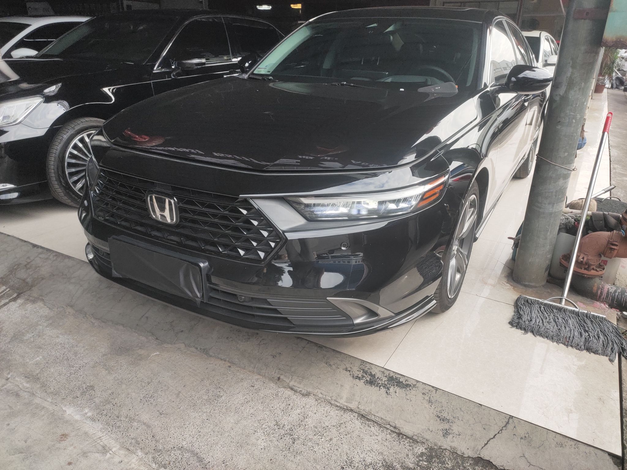 تحت مقدمة السيارة