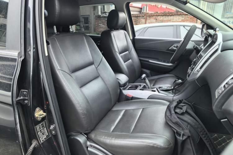 Used JMC Yusheng S350 2014 2.4T Automatic 2WD Diesel Luxury Version with Sunroof 7 Seats Right Front Seat