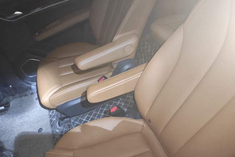 Used BYD Song MAX 2018 1.5T Automatic Smart Connect Luxury 6-Seater Left Rear Seat