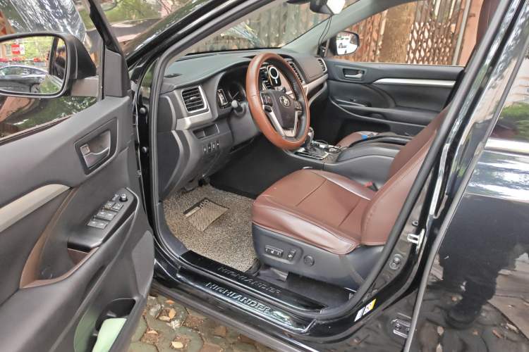 Used Toyota Highlander 2018 2.0T Four-Wheel Drive Prestige Version 7 Seats China V Emission Standard Driver Seat