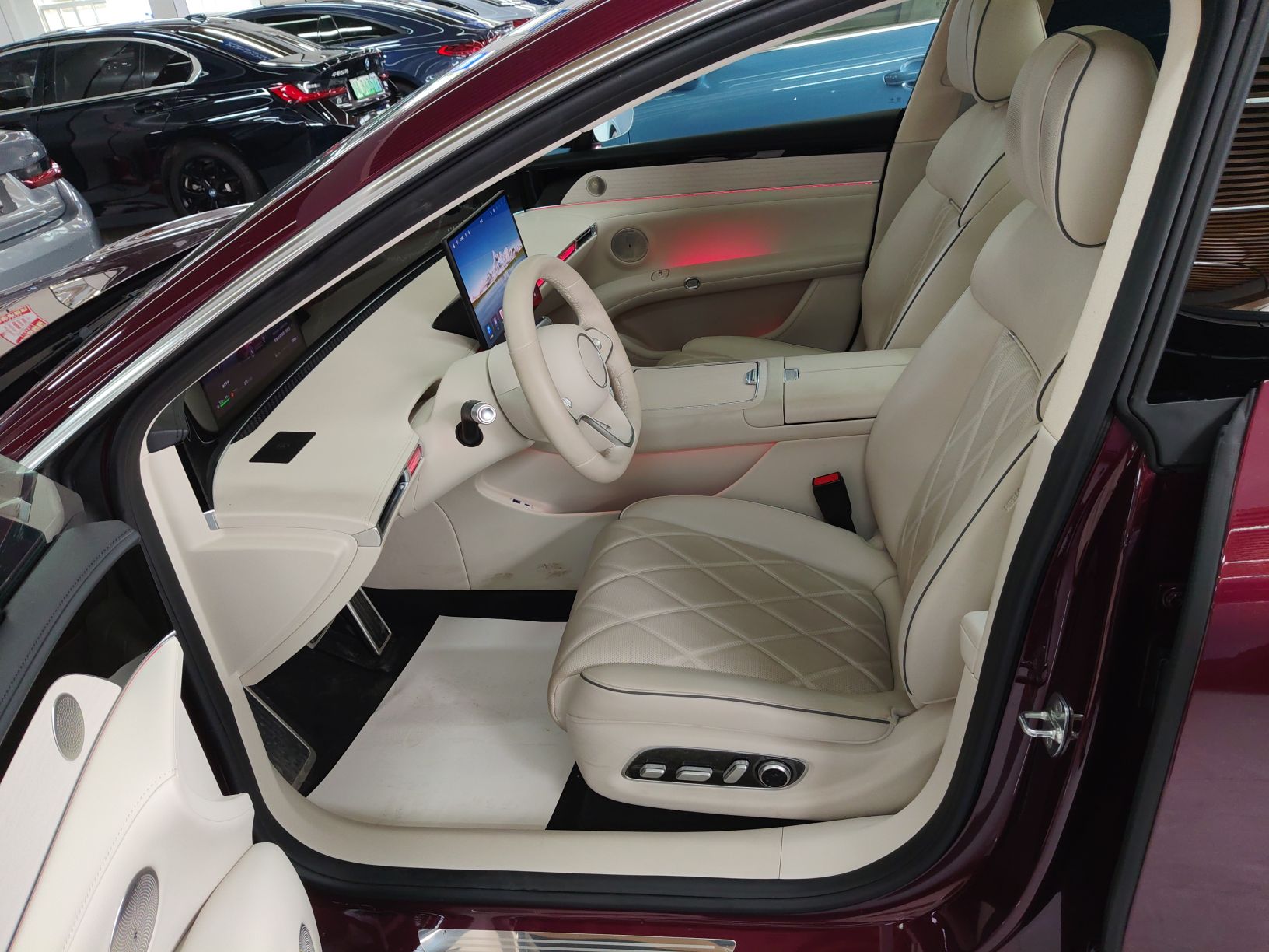 المقاعد الأمامية داخل السيارة