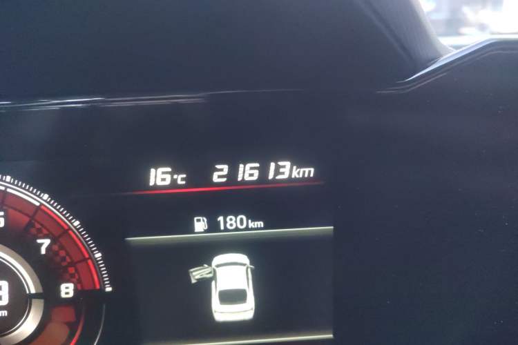 Used Hyundai Elantra 2021 1.5L CVT LUX Prestige Edition Odometer Close Up