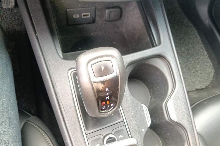 Used Cadillac XT4 2018 28T Two-Wheel Drive Tech Version Gear Lever