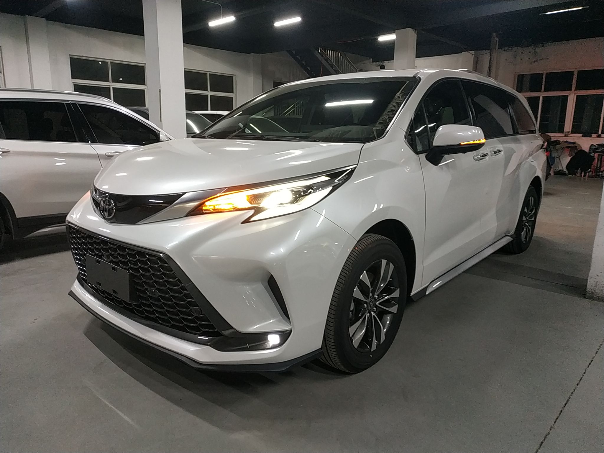 Под передней частью автомобиля