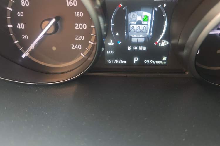 Used Land Rover Discovery Sport 2017 2.0T SE Odometer Close Up