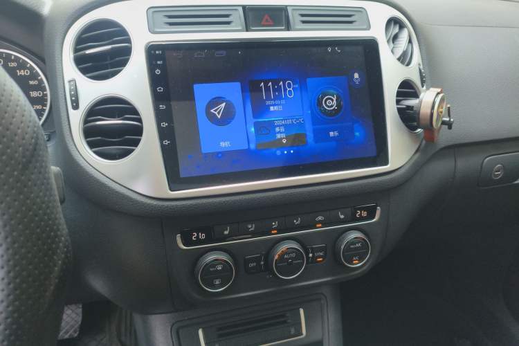 Used Volkswagen Tiguan 2015 2.0 TSI Automatic All-Wheel Drive Luxury Edition Audio And AC Panel