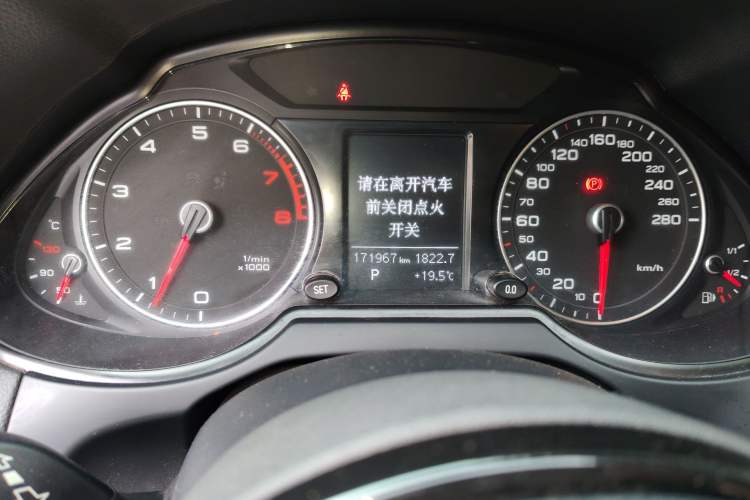 Used Audi Q5 2013 40 TFSI Technology Edition Odometer Close Up