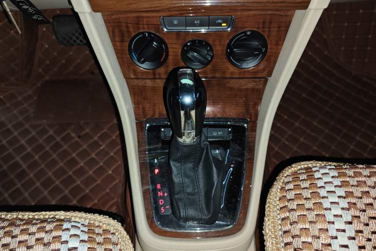 Used Volkswagen Lavida 2013 Restyled Classic 1.6L Automatic Comfort Edition Gear Lever