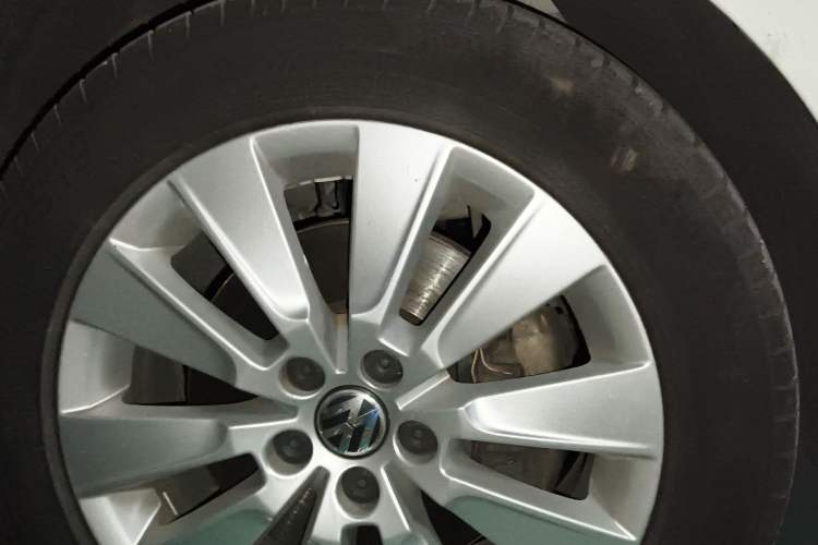 Used Volkswagen Lavida 2013 Revised Version 1.4 TSI Manual Comfort Edition Right Front Wheel Hub