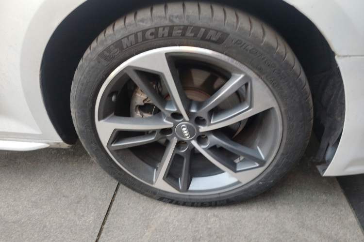 Used Audi A4L 2019 40 TFSI Sporty Version China VI Right Front Wheel Hub