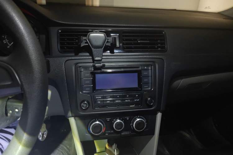 Used Skoda Rapid 2016 1.6L Manual Front-Wheel-Drive Version Audio And AC Panel