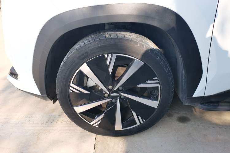 Used Geely Auto FX11 2023 1.5TD Leishen Hi·F Super Rui Left Front Wheel Hub