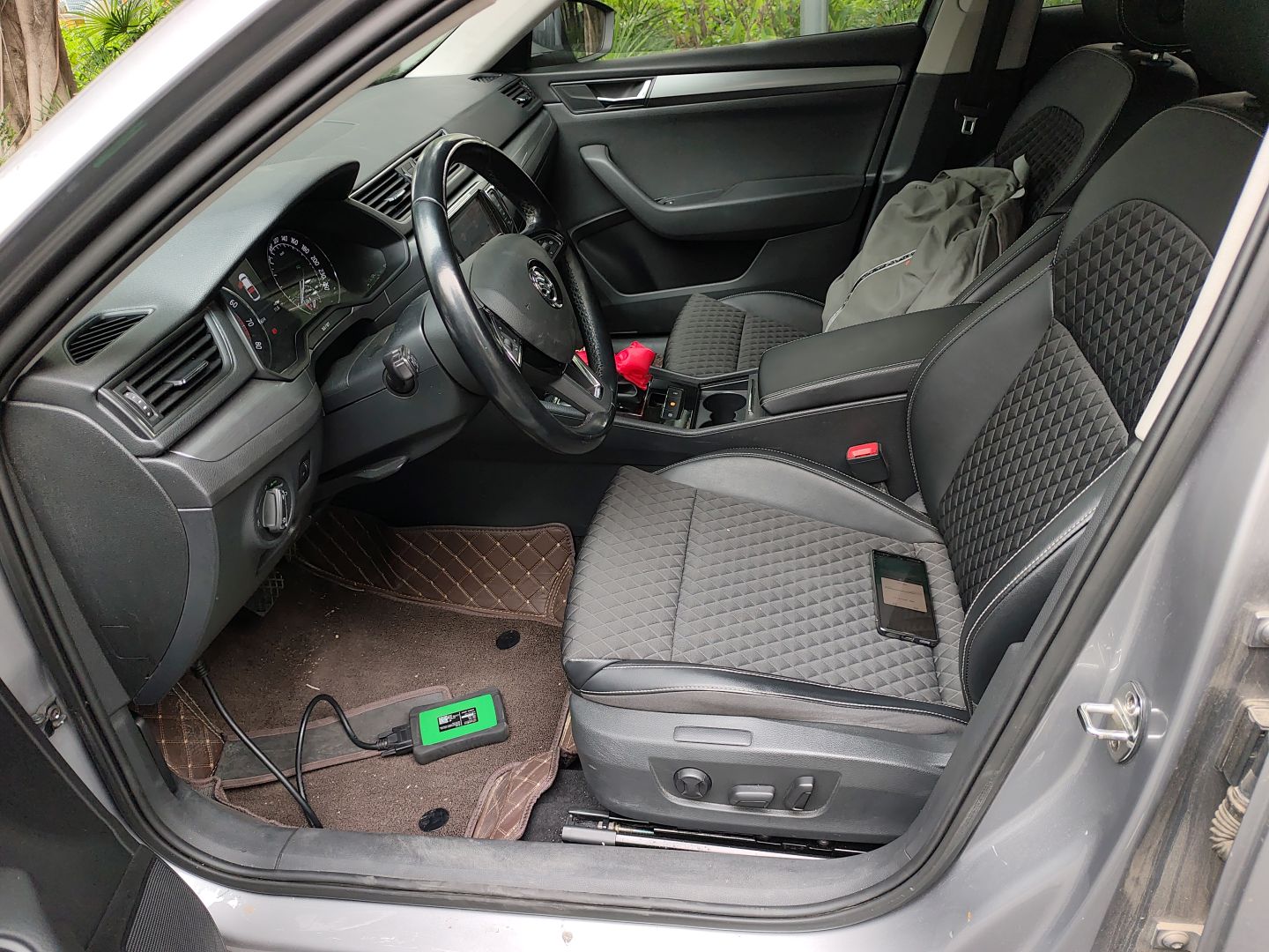 المقاعد الأمامية داخل السيارة