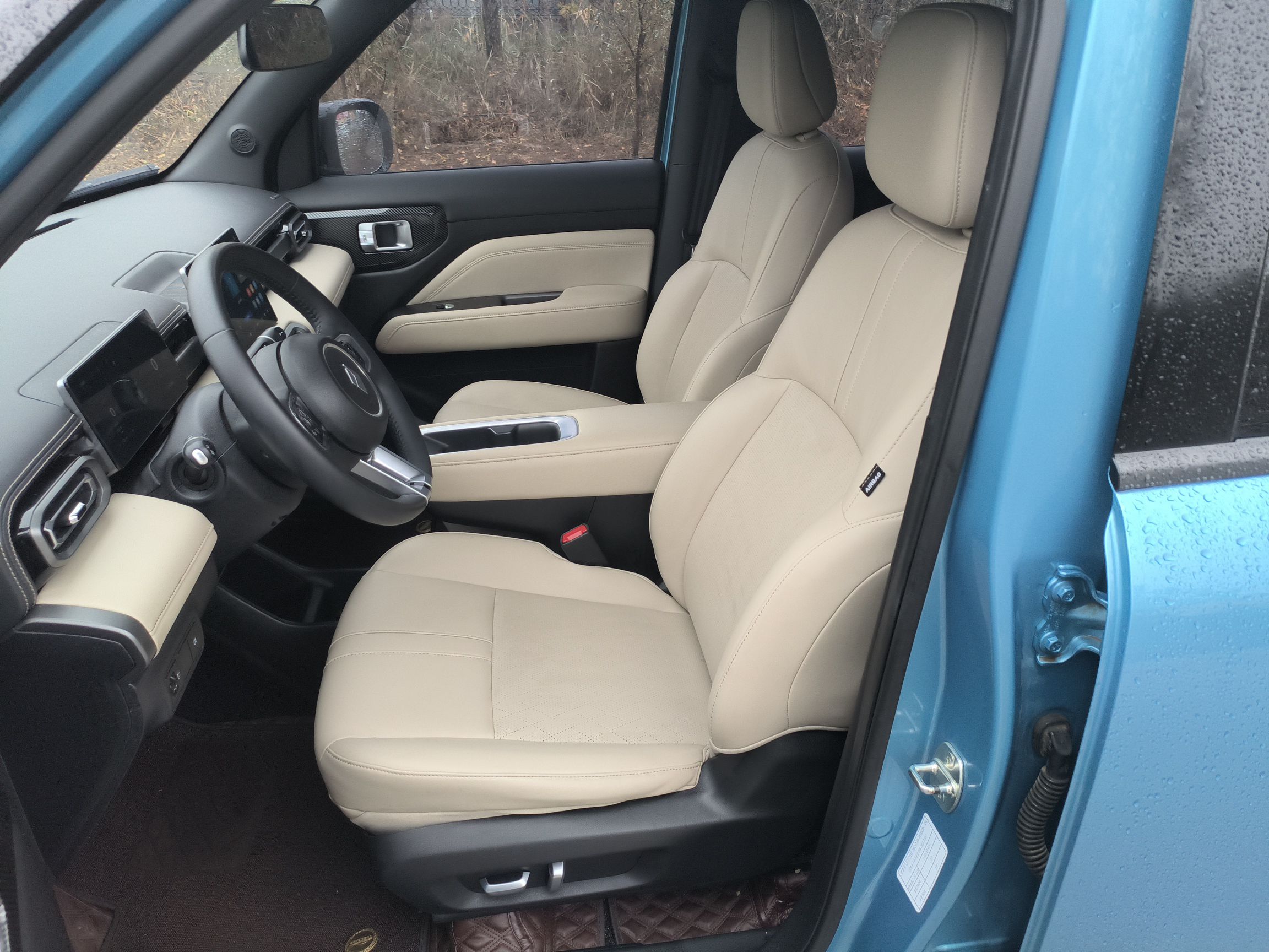 المقاعد الأمامية داخل السيارة