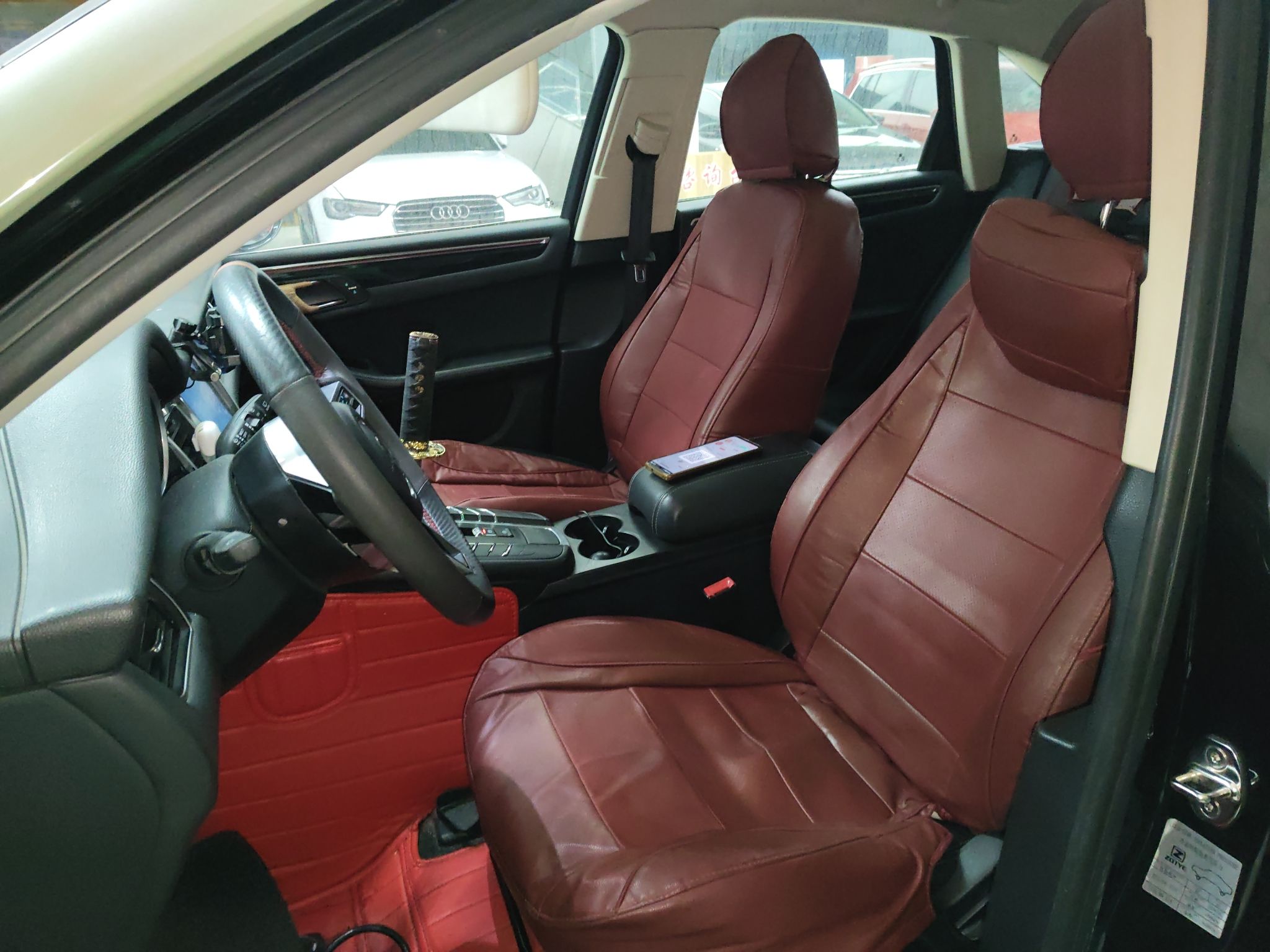 Переднее сиденье в автомобиле