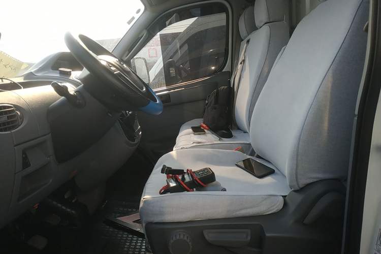 Used SAIC MAXUS Xintu V80 2023 2.0T Manual Classic City Delivery King Short Wheelbase Mid-Roof 3-Seater
