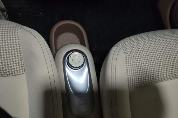 Used Wuling Hongguang MINIEV 2025 Four-Door Version Advanced Edition Gear Lever