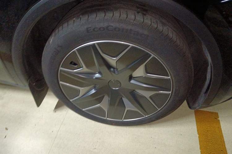 Used Tesla Model Y L 2025 Model Long-Range All-Wheel-Drive Version Exterior 7