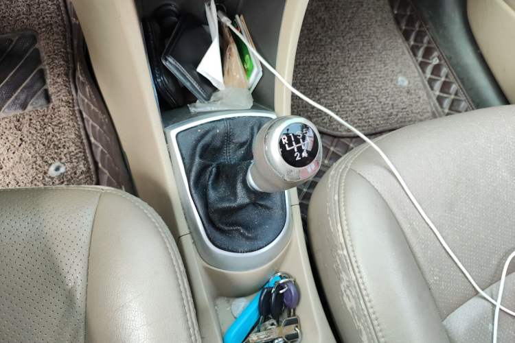 Used Hyundai Verna (older generation) 2010 Sedan 1.4L Manual Comfort GS Gear Lever