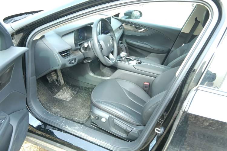 Used Hongqi E-QM5 2024 450km Range Commuter Version Driver Seat