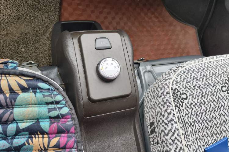 Used Wuling Rongguang EV 2022 Base Model Enclosed-Window Vehicle with 5 Seats Powered by Penghui Battery