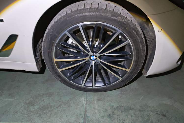 Used BMW 5 Series 2022 Revised Version 530Li xDrive M Sport Package Right Front Wheel Hub