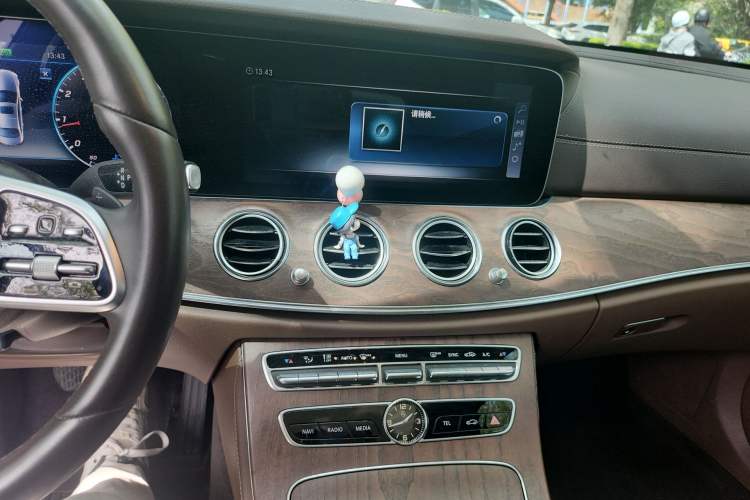 Used Mercedes-Benz E-Class 2019 E 260 L Audio And AC Panel