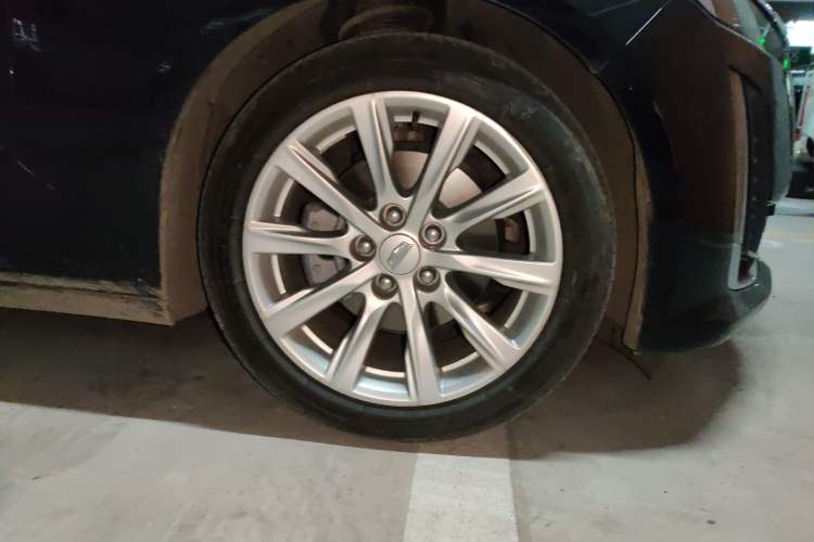 Used Cadillac CT5 2021 28T Tech Edition Right Front Wheel Hub