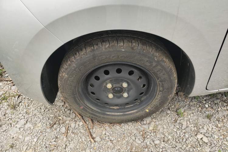 Used Wuling Zhiguang New Energy 2025 Standard Model Left Front Wheel Hub