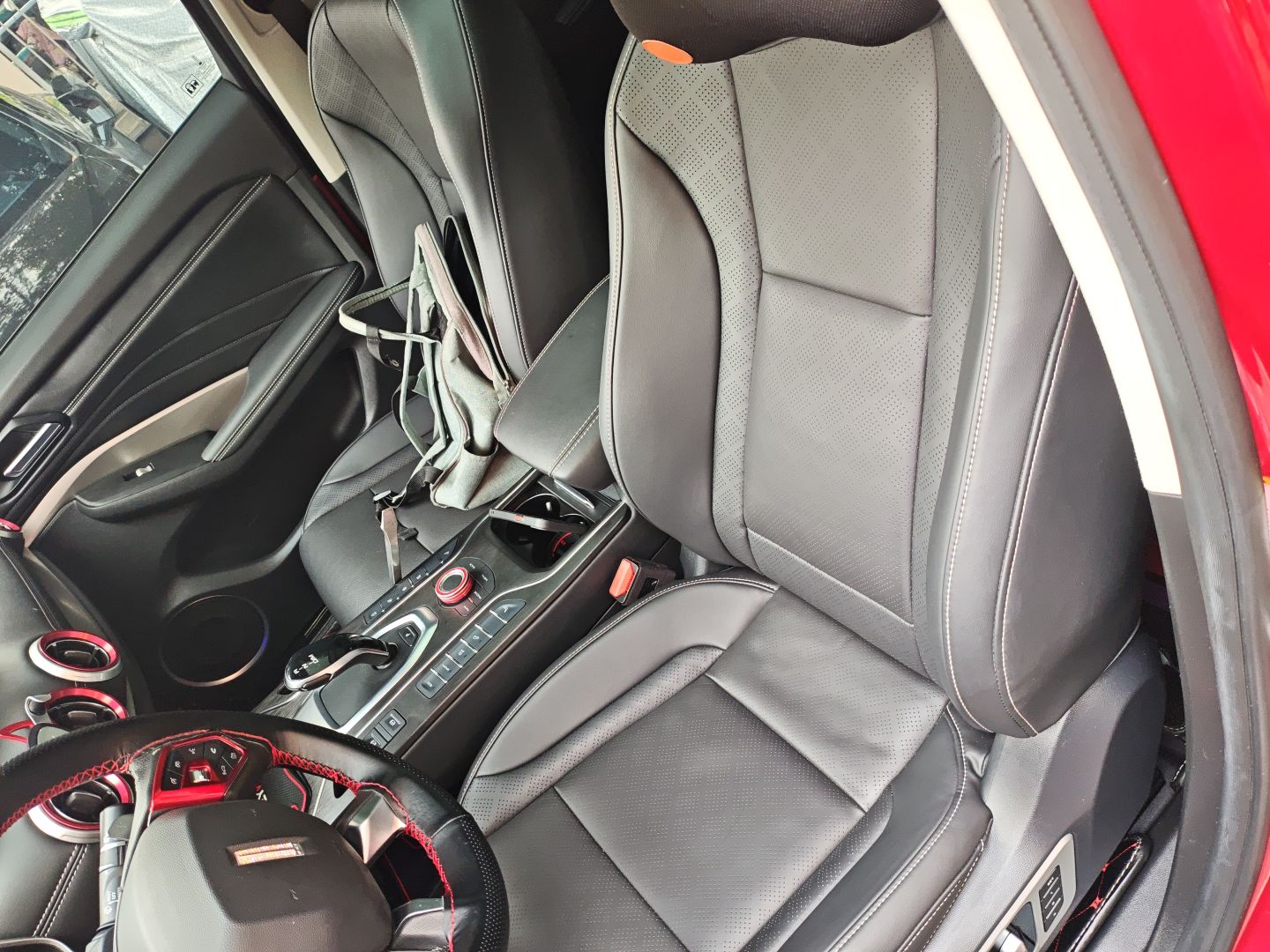 المقاعد الأمامية داخل السيارة