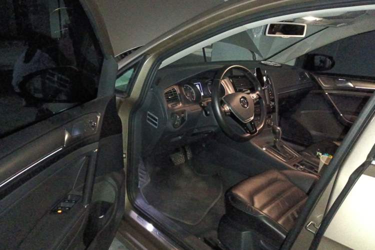 Used Volkswagen Golf 2016 230TSI Automatic Luxury Version
