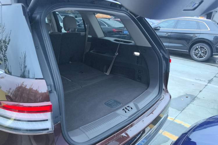 Used Lincoln Aviator 2020 3.0T V6 All-Wheel-Drive Premium Edition Trunk