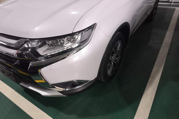 Used Mitsubishi Outlander 2016 2.4L 4x4 Elite Edition 5 Seats Left Front Headlight