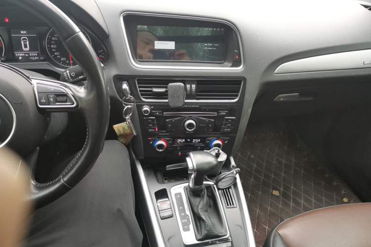 Used Audi Q5 2016 40 TFSI Technology Edition Audio And AC Panel