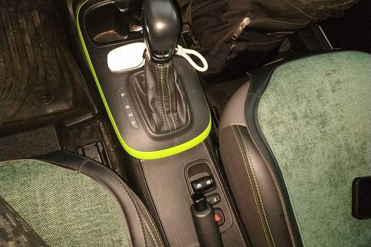 Used Roewe Clever 2021 302 km New Four-Seater Super-Efficient Version Gear Lever