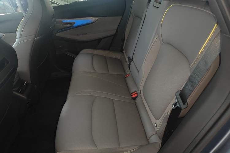 Used Lynk & Co 08 EM-P 2025 220 km All-Wheel-Drive Performance Halo Left Rear Seat