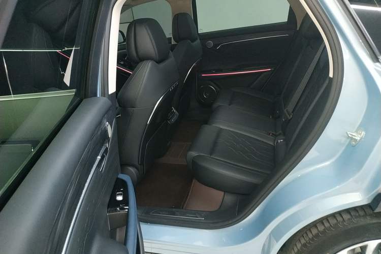 Used VOYAH FREE 2023 Four-Wheel Drive Extended-Range Model with Ultra-Long Range
