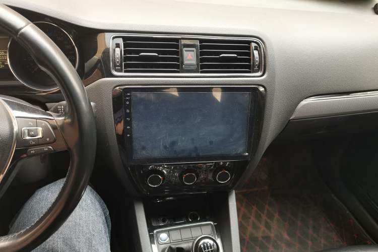 Used Volkswagen Sagitar 2018 1.6L Manual Comfort Model Audio And AC Panel