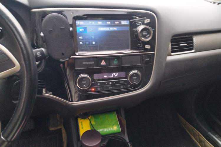 Used Mitsubishi Outlander 2014 2.4L 4x4 Deluxe Value Edition 5 Seats Audio And AC Panel