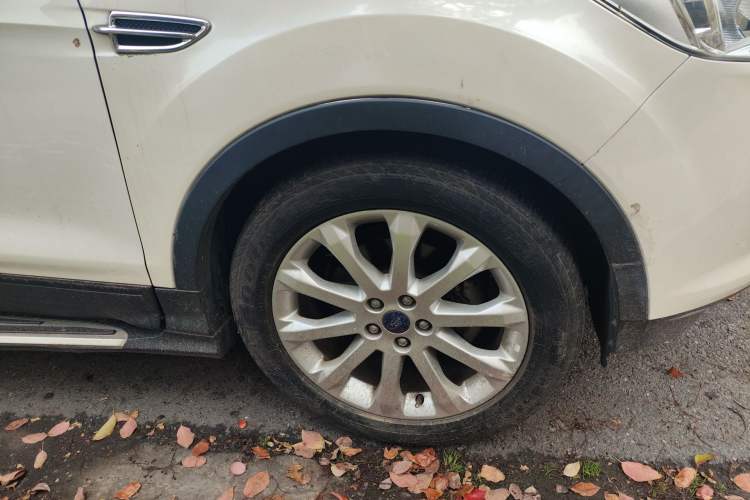 Used Ford Kuga 2013 1.6L GTDi Two-Wheel-Drive Comfort Model Right Front Wheel Hub